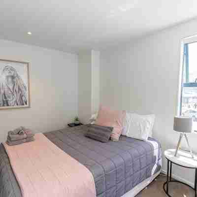 Spacious Large Modern Apartment in Fantastic Location Rooms