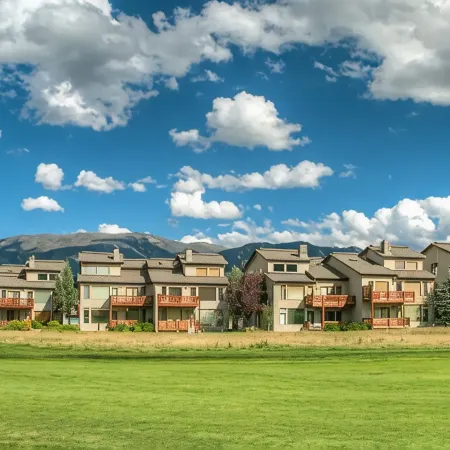 Amazing Mountain Views, Walk to Ski Shuttle! in the Heart of Big Sky Golf