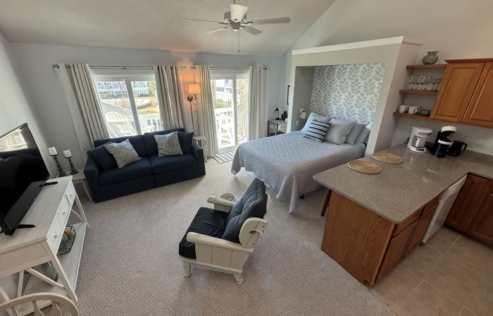 Charming studio in lovely Emerald Isle with beach access