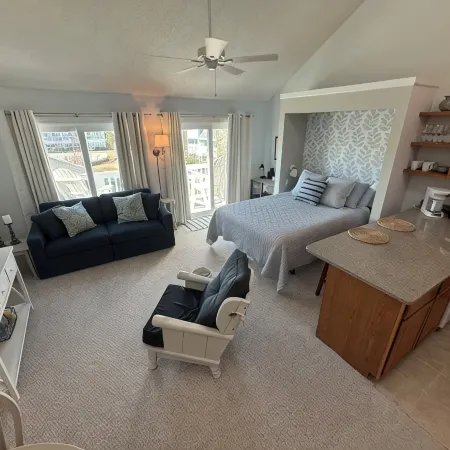 Charming studio in lovely Emerald Isle with beach access