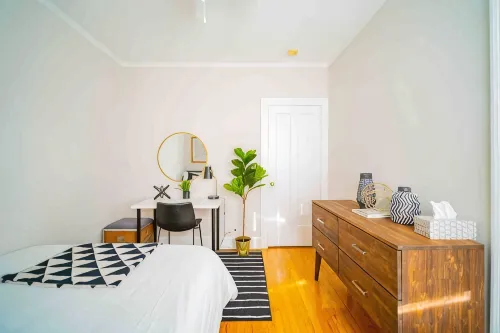 Stylish and Comfy Retreat 10 Minutes from Wrigley - Bungalows