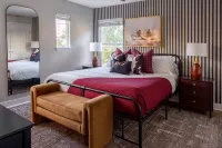 A&M Luxury Game Day House - 1 Mile to Kyle Field, Hot Tub, Fire Pit, Golf