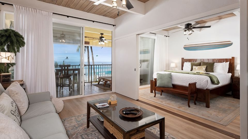 Oceanfront, remodeled penthouse, sunsets, whales/dolphins, surfers! Free parking