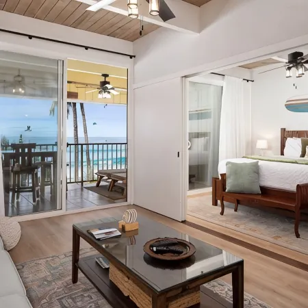 Oceanfront, remodeled penthouse, sunsets, whales/dolphins, surfers! Free parking