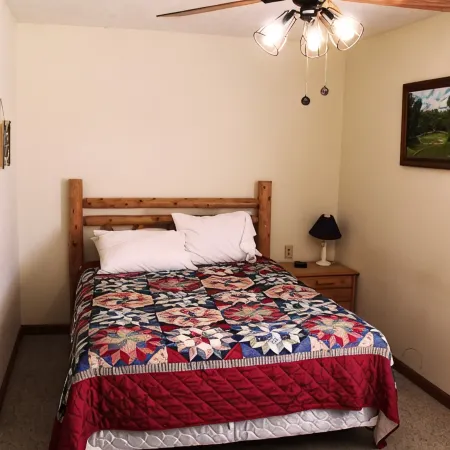 Stones Throw from Giant City Park, Wineries, Hiking, Biking, Hunting and more.