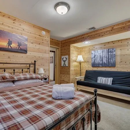 Ranch on Greenwood: Hot tub , fire pits, kayaks, Rafts, Bikes