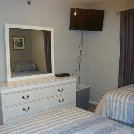 Updated Lakefront Walk-in Unit, 2 Pools, Beach, Deck