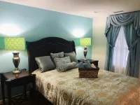 Cameron Charmer pristine downtown apt with double master suites - Wi-Fi