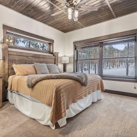 Expansive 7 bedroom, 3 car garage, 2 hot tubs, paved roads, wifi & pool access