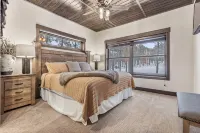 Expansive 7 bedroom, 3 car garage, 2 hot tubs, paved roads, wifi & pool access -  Privatzimmer