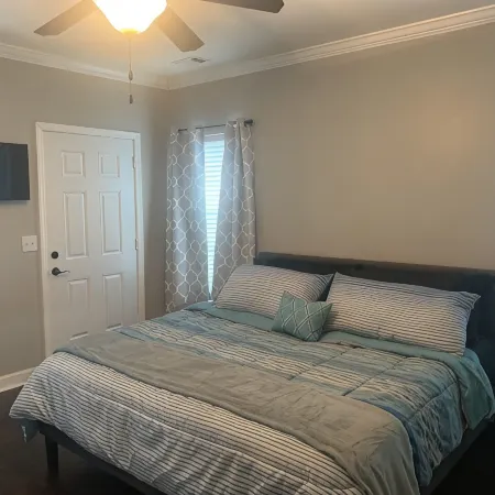 Newly remodeled, Hot Tub, 70n inch tv Private Entrance, Convenient location