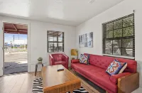 Route 66 Downtown Burgundy Bungalow w/Fenced Yard, AC, W/D, 3 Smart TVs, Wi-Fi - 4つ星