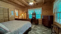 Spend Labor Day at Happy’s Hideaway- Fiber Wifi and Hot Tub - Callaway Gardens - Chalets