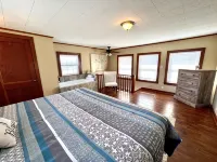 "House on the Rock" Romantic Cottage Getaway w/ Hot Tub and Fireplace!! - 4-Star