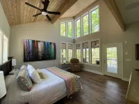New to VRBO! Spacious Home with Multiple Porches and Private Dock - Balkoner