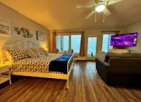 1st floor Oceanfront studio with king bed and hot-tub & AC - 4-Star