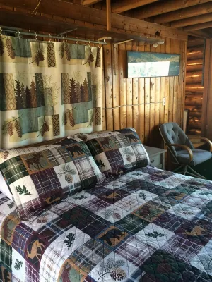 Cozy two bedroom log  cabin on the Chena River near town. - 2-نجوم