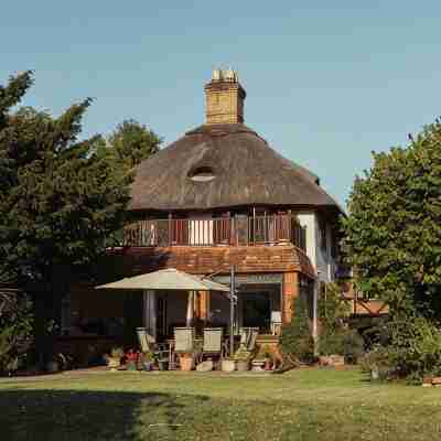 Charming Riverside Cottage - Ideal for Families & Groups, Pool, Gardens & River Hotel Exterior