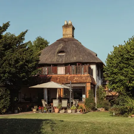 Charming Riverside Cottage - Ideal for Families & Groups, Pool, Gardens & River