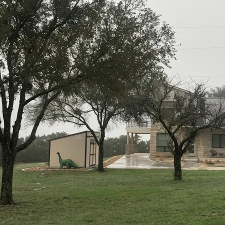 Modern house only minutes away from Fossil Rim Wildlife Center & Dinosaur Park.