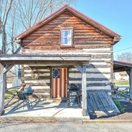 Vintage cabin in the ❤️ of Middletown , MD.  Pet friendly and prime location.