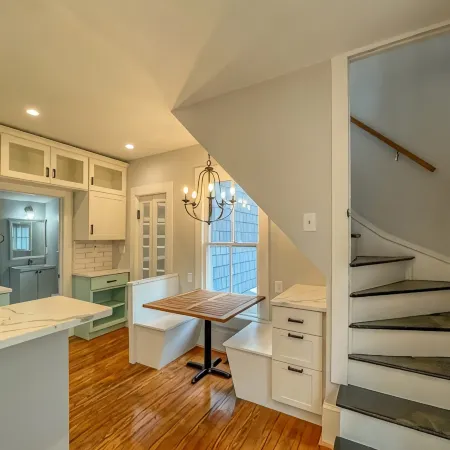Large newly renovated Cape Victorian 5 blocks from the beach, sleeps 12