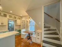 Large newly renovated Cape Victorian 5 blocks from the beach, sleeps 12 - Wi-Fi
