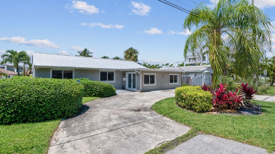 2 blocks to the beach-Dock-Ocean Access boating-Pool-Grill-Fully updated-Tikihut
