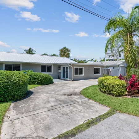 2 blocks to the beach-Dock-Ocean Access boating-Pool-Grill-Fully updated-Tikihut