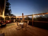 Secluded Cabin with Cozy Fireplace and Jetted Tub! 5-Minutes to Branson Landing - Feriehus