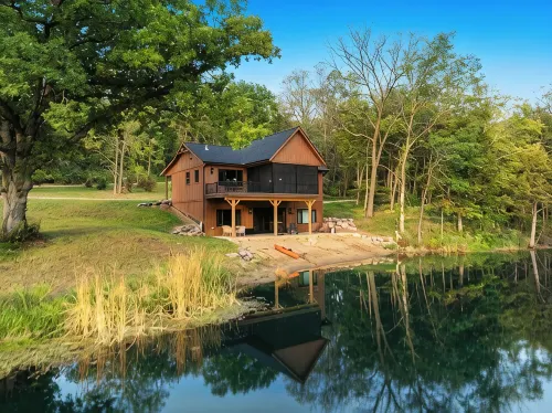 Cedar Cove Cabin, Private Beach near Galena - Alphydda