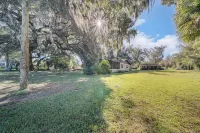 Lakefront home on Lake Kerr near Salt Springs with large porch and great yard - Chalets