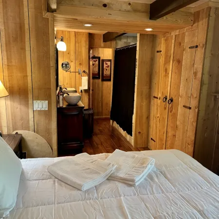 Picturesque Retreat Inspired by Thomas Kinkade, Set on 1.5 Acres!