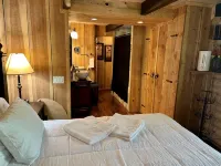 Picturesque Retreat Inspired by Thomas Kinkade, Set on 1.5 Acres! - Homestays