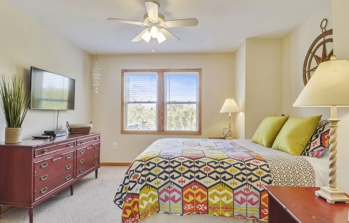 Family Fun House! Private Pool, Putting Green, Walk to Beach, Hot Tub, Game Room