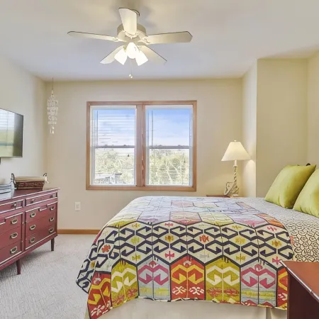 Family Fun House! Private Pool, Putting Green, Walk to Beach, Hot Tub, Game Room