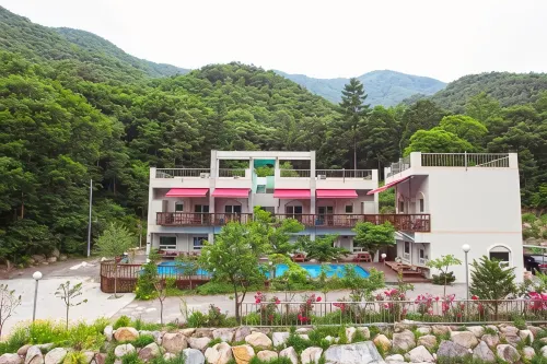 Yangsan Ma Maison Pension - Pools