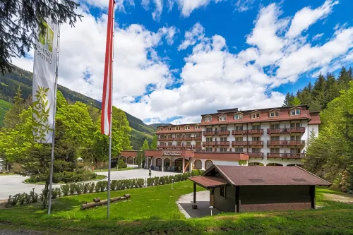 Alpenhotel Weitlanbrunn - ที่มีสระว่ายน้ำ