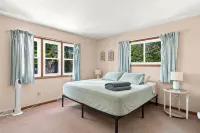 Phenomenal 6-Bedroom Cottage with AC in Charming Cadillac - 3 stjerner