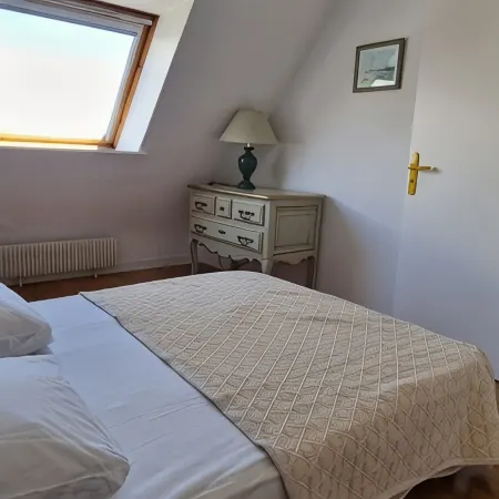 Superb sea view for this apartment in the center of Concarneau with parking.