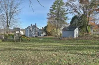 4BR Home w/ Yard & BBQ, 5 min walk to downtown Lee - 3-Star