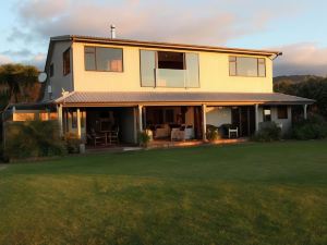 Te Puru Beach Lodge