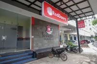 RedDoorz Near Taman Pantai Alam Indah Tegal Hotell i Mintaragen