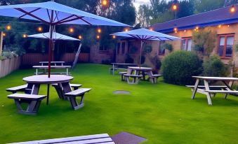 Bowes Incline Hotel