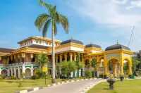 Yellow House Hotels in Padang Bulan Selayang I