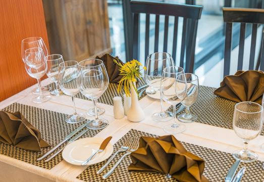 1. 캄퐁 톰 로열 ..