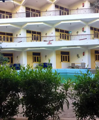 Rezeiky Hotel & Camp Hotels in Луксор