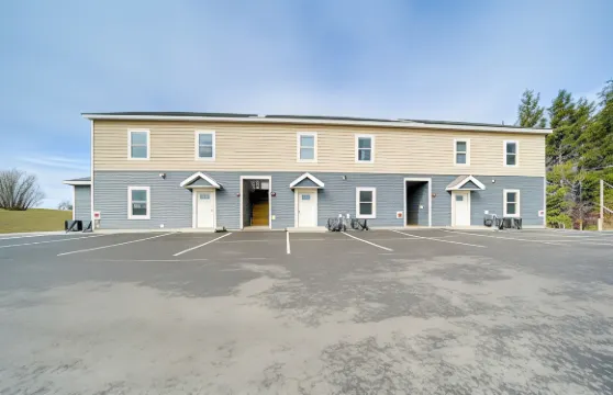 距離伊利湖4英里：帶高爾夫球場景觀的公寓！