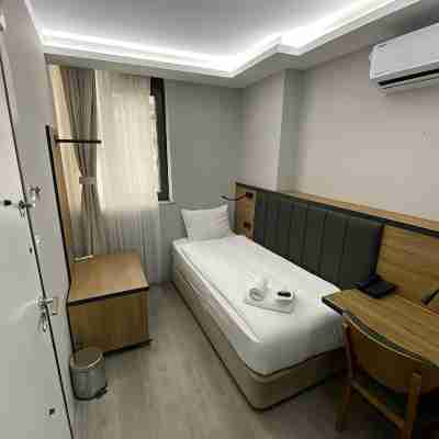 Comfort Center Suit Hotel Rooms