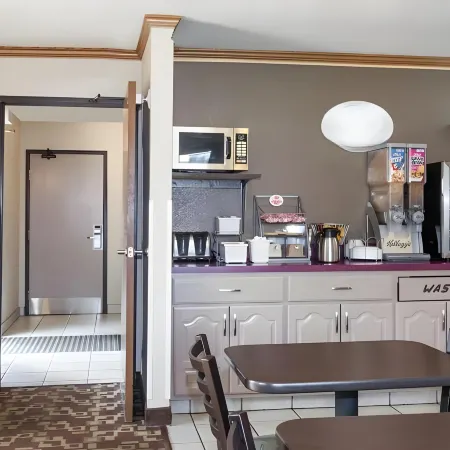 Super 8 by Wyndham Dunbar/Charleston Area